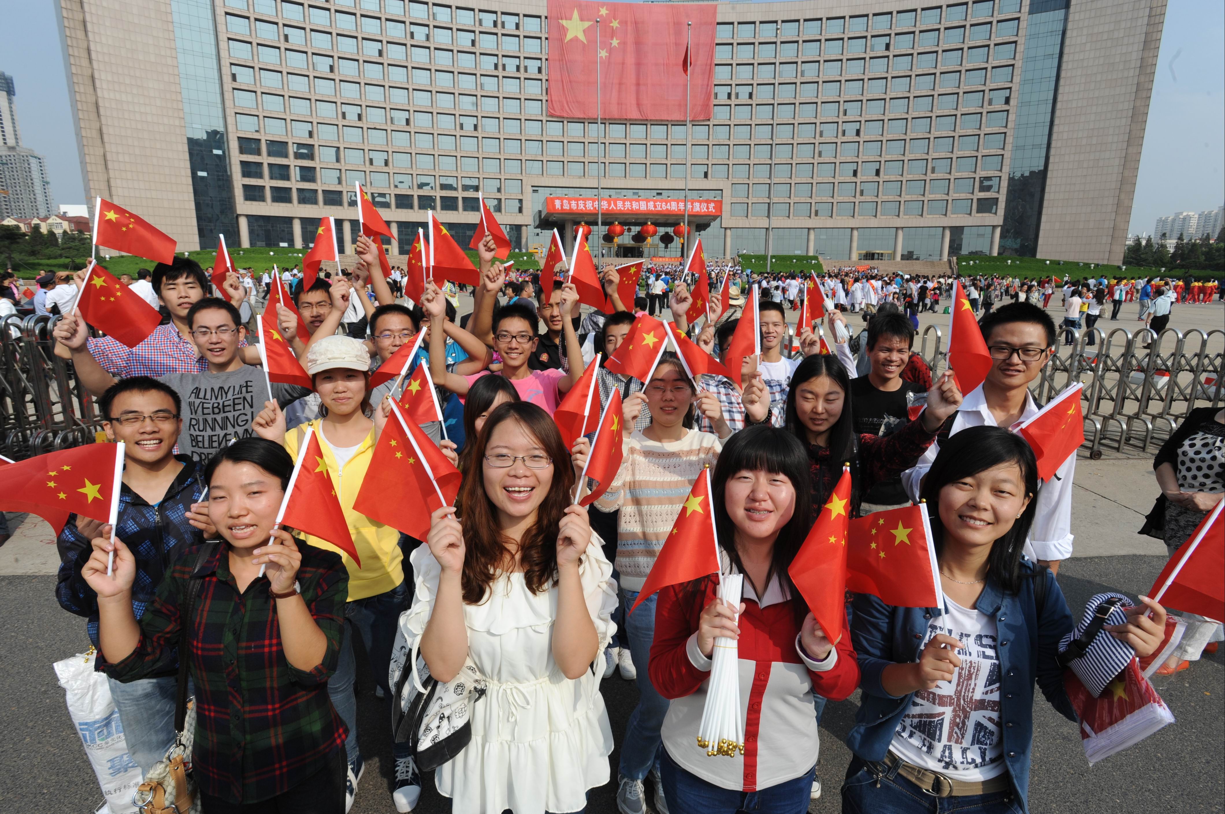 一群人举着红旗的图片图片